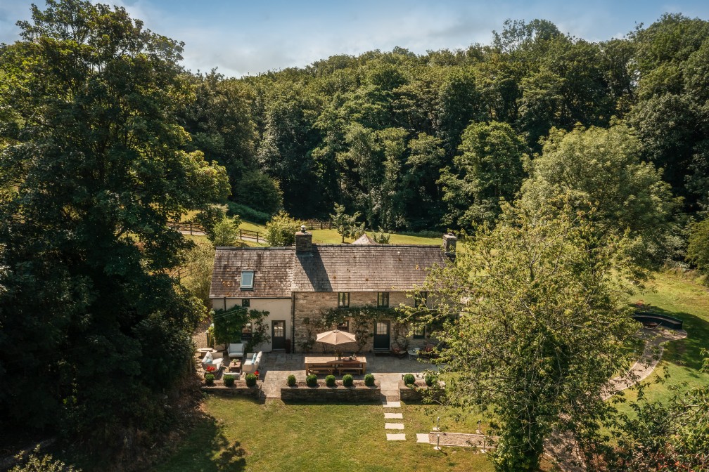 Huckleberry | Luxury Country Cottage | Unique Homestays