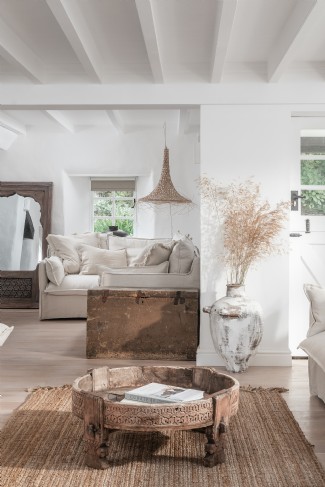 White washed interiors run throughout this coastal cottage