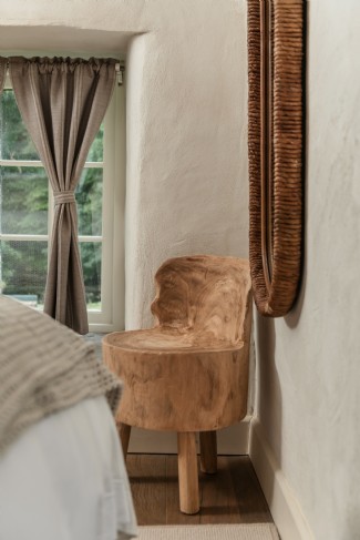 Organic textures punctuate these restful spaces