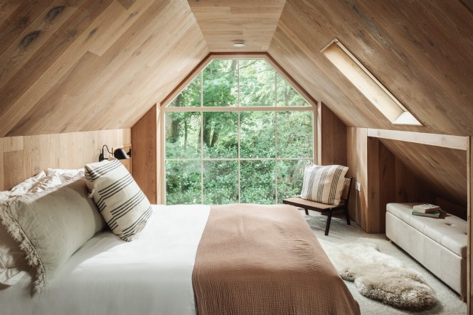 There&acute;s a treehouse edge to the bedroom space