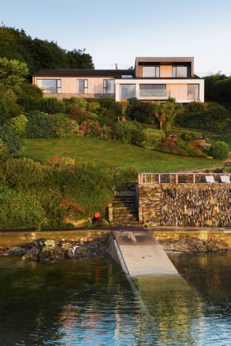 Waterfront access means there´s entertainment on your doorstep