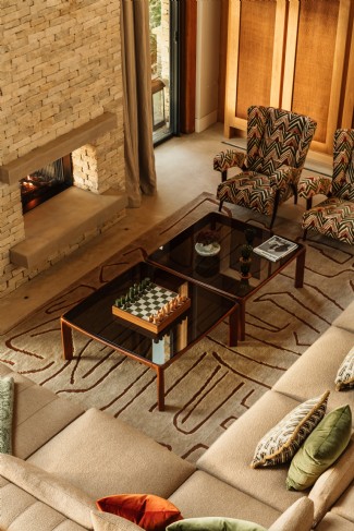 Sumptuous sofas in bespoke fabrics harmonise with the warmth of the fire