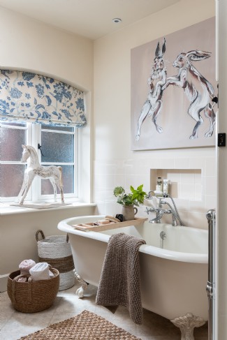Sink into the family bathroom´s roll top