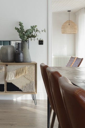 The interiors echo the landscape with natural materials and earthy colours<br /><span>© Visual Feasts Photography</span>