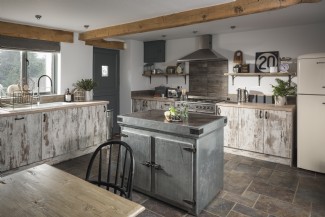 The well-equipped open-plan kitchen